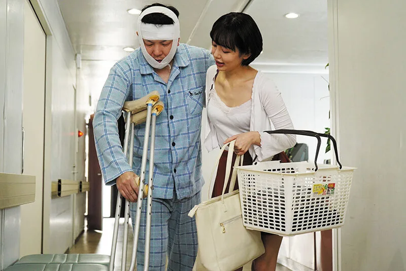 同級生の妻 入院生活で溜まりまくった俺のベッドに友人夫婦が見舞いに来て 美咲かんな サンプル画像18