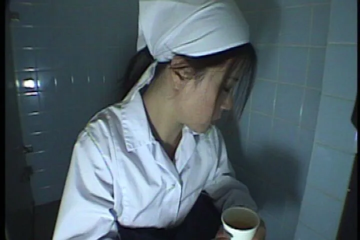 給食センターで働くおばさんのトイレ盗撮 尿検査採取映像2 38人 サンプル画像5