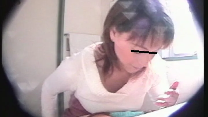 都内某所の仮設和式トイレ排泄盗撮スパイカメラ映像4時間2 30人 サンプル画像3
