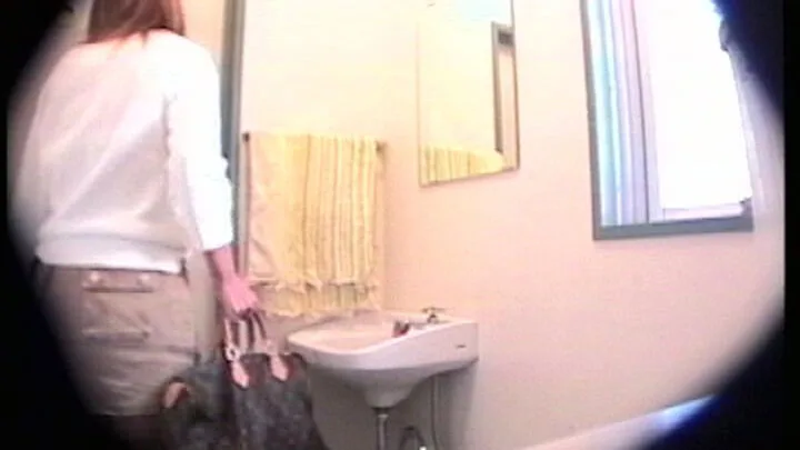 都内某所の仮設和式トイレ排泄盗撮スパイカメラ映像4時間2 30人 サンプル画像9