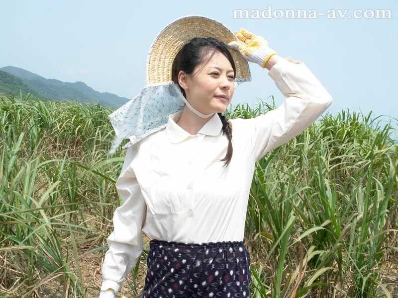 さとうきび畑の母 愛田奈々 サンプル画像1
