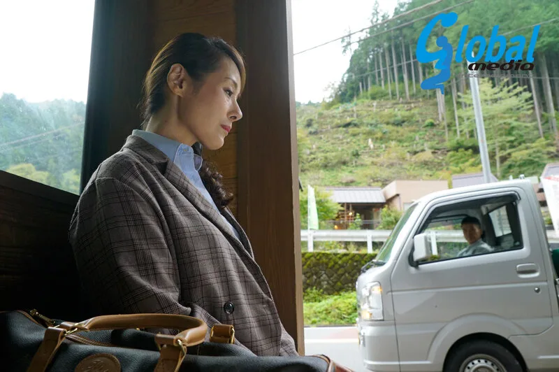昭和 夫婦喧嘩で山奥の田舎村に出戻りした人妻。男たちとの肉体関係で乱れる貞操観念 人目のつかない場所で元彼と・母に内緒で助平な義父と・かつて童貞を奪った酒屋の息子と 西園寺美緒 サンプル画像1