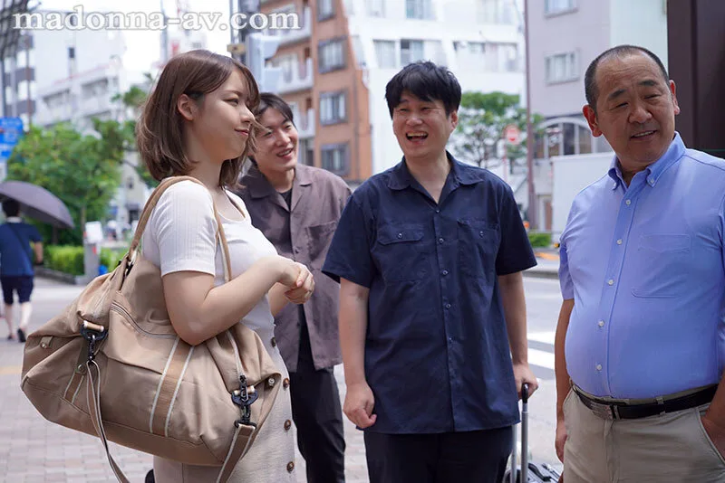 中途の人妻社員が肉便器と化すまで、部署全員で輪●し続ける温泉旅行。 高梨真緒 サンプル画像1
