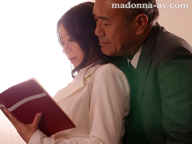 人妻秘書、汗と接吻に満ちた社長室中出し性交 恵まれ過ぎた‘神’新人、遂に≪中出し≫解禁!! 篠原いよ サンプル画像1