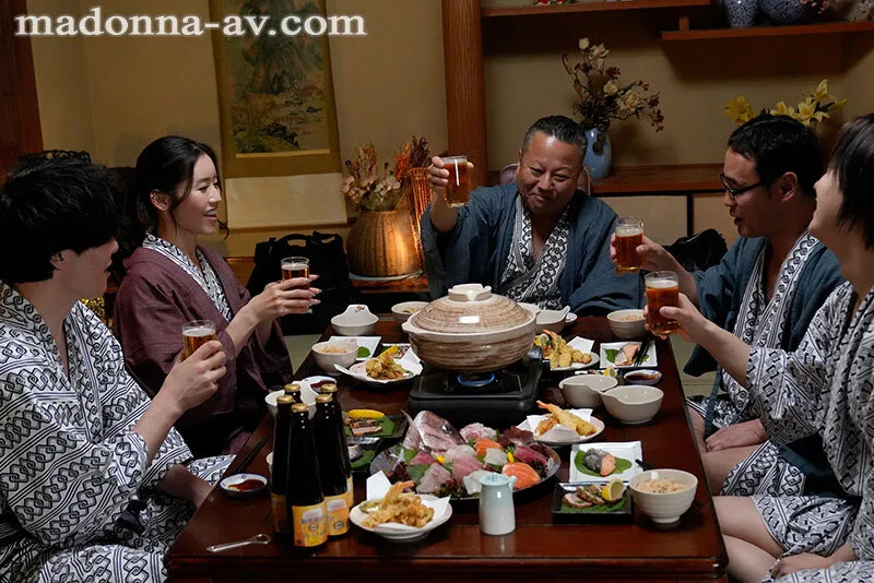 中途の人妻社員が肉便器と化すまで、部署全員で輪●し続ける温泉旅行。 宮下華奈 サンプル画像1