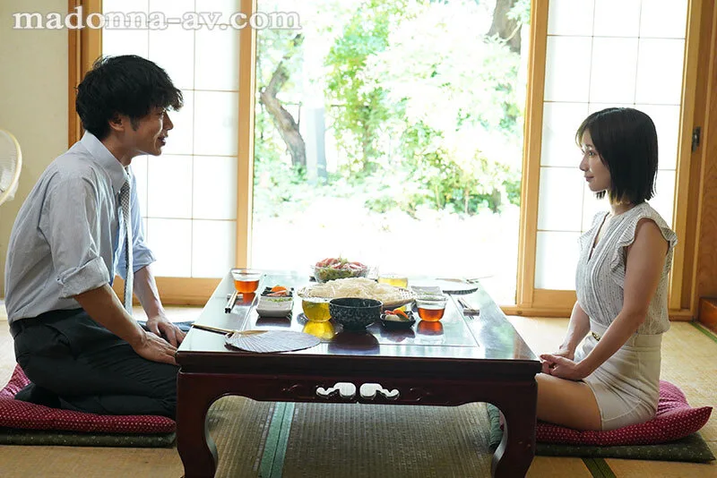 汗ほとばしる人妻の圧倒的な腰振りで、僕は一度も腰を動かさずに中出ししてしまった。 小島みなみ サンプル画像1