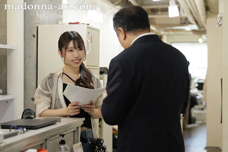 「絶対に、絶対に…声出しちゃダメですよ？」美容関係の営業の僕は店長の芽衣さんとある日、突然急接近ー。閉店後も、営業中も…濃密W不倫に溺れている。 さつき芽衣 サンプル画像1
