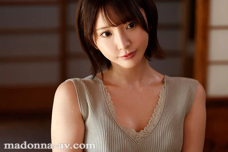 汗ほとばしる人妻の圧倒的な腰振りで、僕は一度も腰を動かさずに中出ししてしまった。 新妻ゆうか サンプル画像1