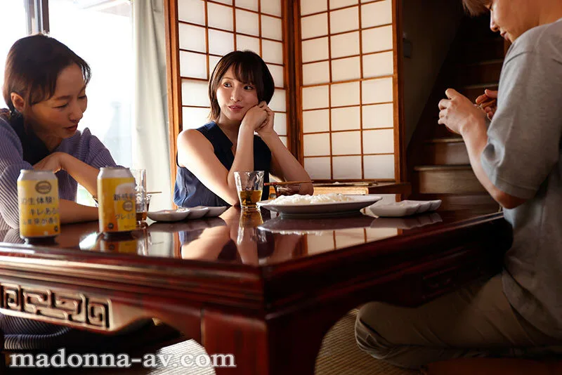 汗ほとばしる人妻の圧倒的な腰振りで、僕は一度も腰を動かさずに中出ししてしまった。 新妻ゆうか サンプル画像2