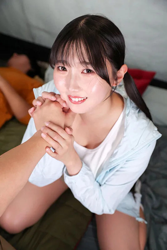 【VR】狭いテントの中…すぐ真横に彼氏が寝ているのにコッソリ彼女を奪う寝盗りNTR 巴ひかり サンプル画像2