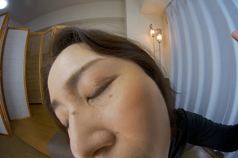 【VR】五十路熟女に顔を舐められてぞわぞわするVR サンプル画像10