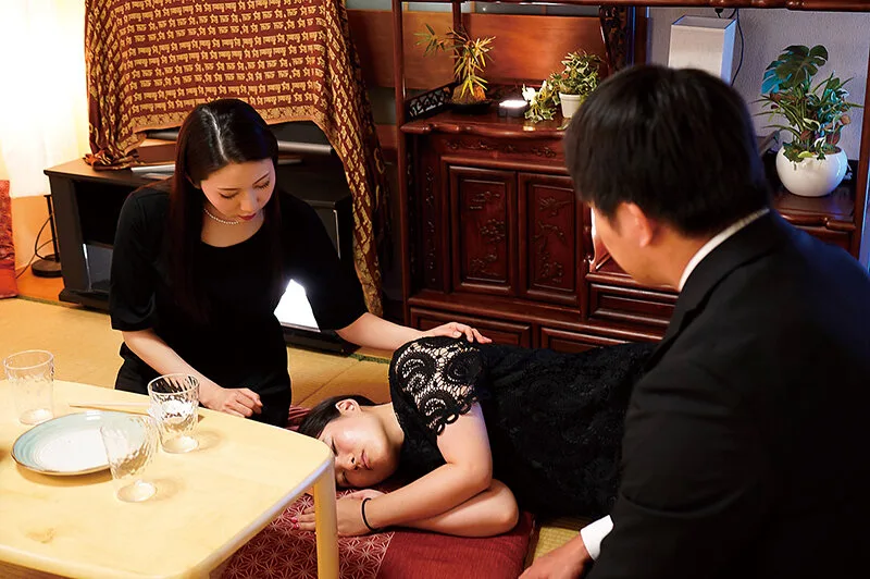 妻の母が未亡人となって三年目の夜 寂しげなその喪服姿の義母を抱きしめずにはいられなかった 妃ひかり サンプル画像2
