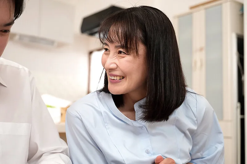 優しくてキレイなお義母さんに恋をしてしまった僕 平岡里枝子 サンプル画像4