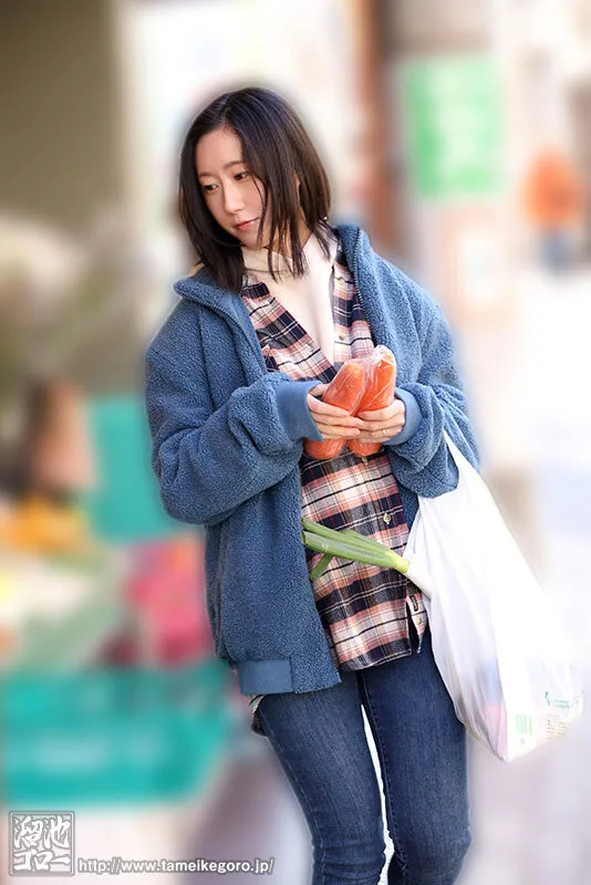 ド堅い家に生まれ、ド真面目に結婚、ド真面目に内職…控えめで上品な性格と裏腹に 絶頂113回 チク攣237回 恥じらいAcup 乳首でイって顔射懇願するド変態なスレンダー新妻 槇原とわ サンプル画像3