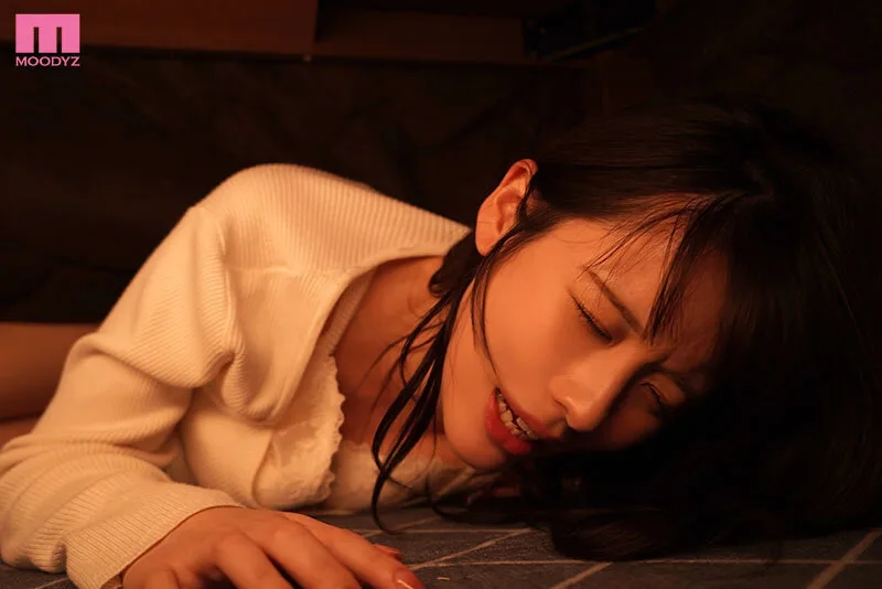 婚約者が隣にいるのに…帰省中の正月、コタツの中で絶倫義父にぐちゅぐちゅ媚薬指マンでイカされすぎて…結局家中で声も出せずにマン汁だくだく堕ち狂ったワタシ。 綾瀬まりあ サンプル画像5