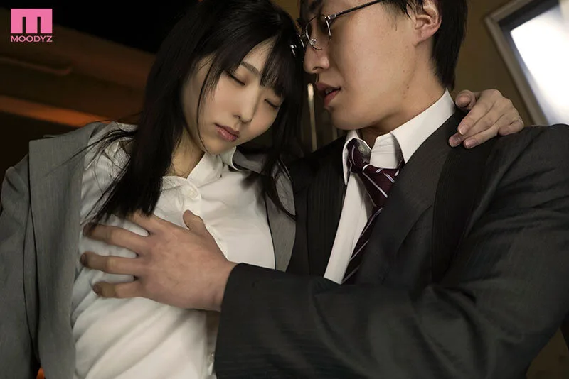 出張先のホテルで嫌悪感を抱くセクハラ上司に相部屋にさせられて…絶倫性交&指マンがストライクすぎて堕とされた私 百田光希 サンプル画像1