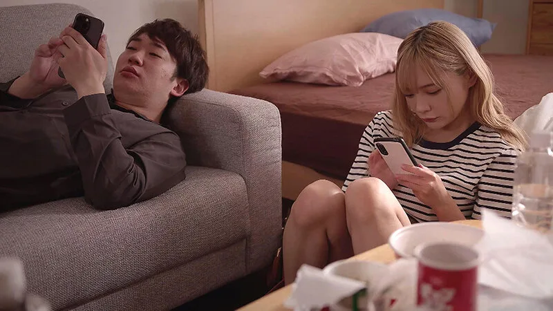 大好きな彼女の声とはつゆ知らず、大嫌いな隣人の部屋から聞こえる喘ぎ声に勃起してしまった 一条みお サンプル画像4
