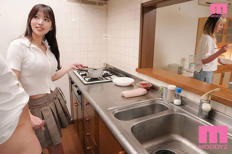 【主観】×【即ヌキ】×【10コーナー】僕をロックオンした彼女の親友がバレたら即人生終了の至近距離でスリル楽しむ痴女テク全開サイレント逆NTR 新井リマ サンプル画像5
