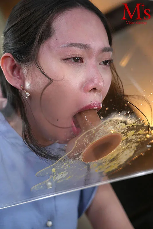 喉射!口射!大量精飲!白目を剥くほど喉奥えぐる喉姦ごっくんイラマチオ 上品なマゾ美人妻の喉奥と膣奥を完膚無きまで嬲って●す串刺しハードFUCK 三池小春 サンプル画像3