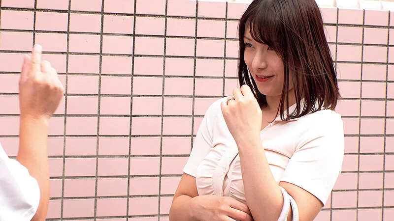 寝取られ検証!セックスレスで悩む素人奥様に「メモリアルヌードフォト」と題された雑誌の特集だと騙し、絶倫チ〇ポ男と素肌密着偽撮影会!旦那よりも若くてカチカチに反り返ったチ〇ポがマ〇コまで1cmに超接近して奥様急激欲情!?痴女覚醒! サンプル画像16