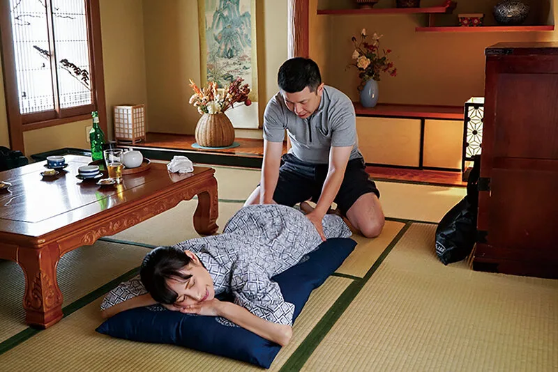 兄嫁温泉旅行 兄夫婦の旅行に運転手として参加した弟は優しい兄嫁と旅先で… 平岡里枝子 サンプル画像5