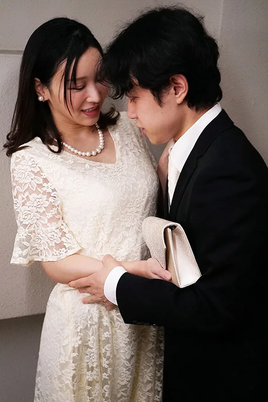 親戚の結婚式…ドレスで着飾った義母に異常に欲情してしまって…背徳の相部屋デカチン母子相姦 芦名ほのか サンプル画像11