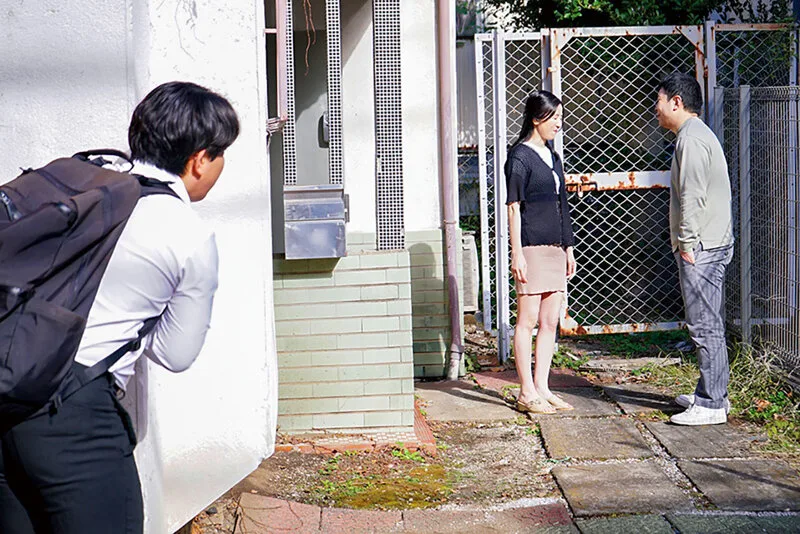 母が体を売っています 息子の学費を稼ぐため優しい母はスケベな男達の言いなりに… 月野ゆりね サンプル画像3