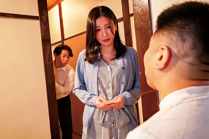 母が体を売っています 息子の学費を稼ぐため優しい母はスケベな男達の言いなりに… 月野ゆりね サンプル画像8