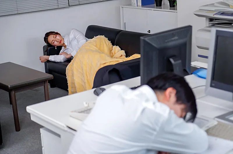 終電を逃した憧れの女上司と…におう蒸れたアソコを互いに舐め合い我慢できずにヌルっと挿入 背徳の居残りオフィスで残務処理 小谷舞花 サンプル画像4