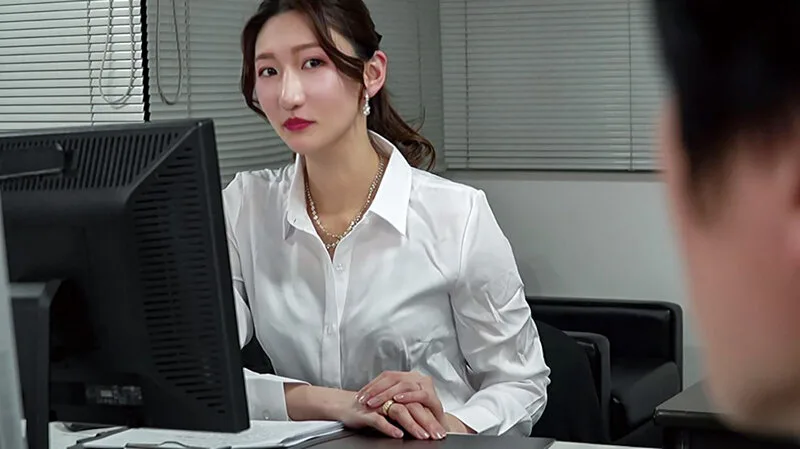 終電を逃した憧れの女上司と…におう蒸れたアソコを互いに舐め合い我慢できずにヌルっと挿入 背徳の居残りオフィスで残務処理 小谷舞花 サンプル画像15