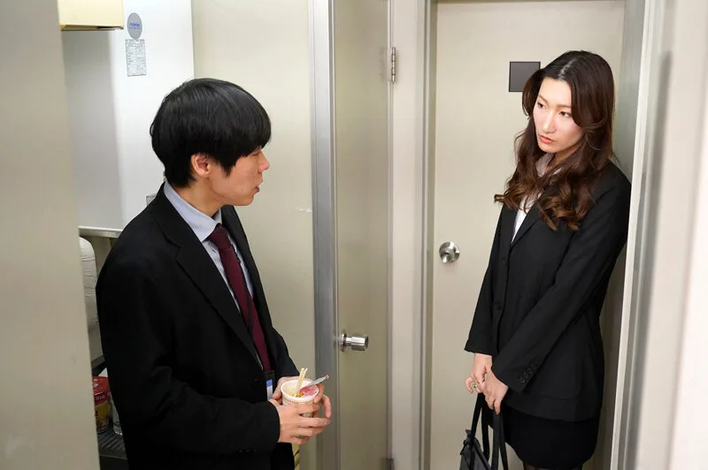 終電を逃した憧れの女上司と…におう蒸れたアソコを互いに舐め合い我慢できずにヌルっと挿入 背徳の居残りオフィスで残務処理 小谷舞花 サンプル画像18