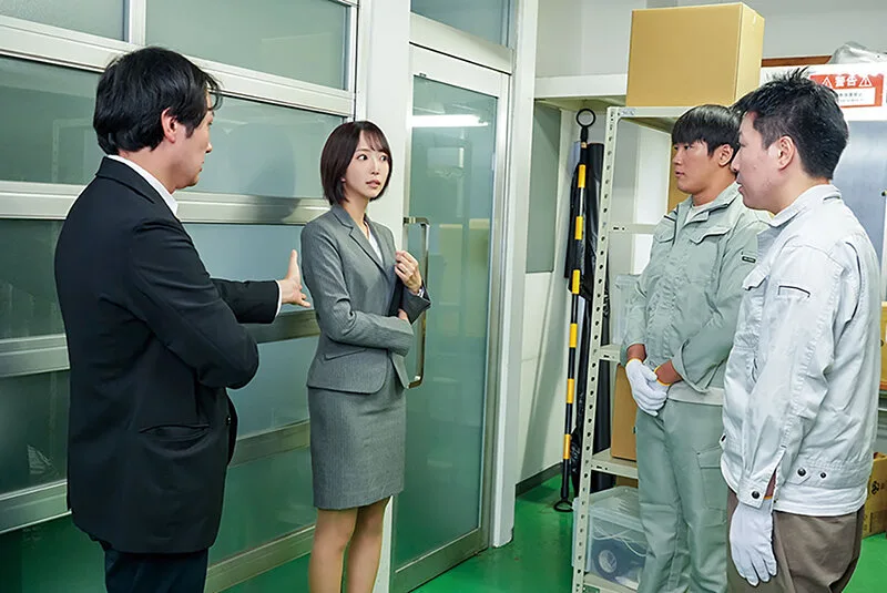 ちんれつの妻 本社勤務のバリキャリ妻が「陳列」作業中、倉庫の汗臭作業員たちの立派な極太巨根でヒィヒィ言わされてました… 那賀崎ゆきね サンプル画像2