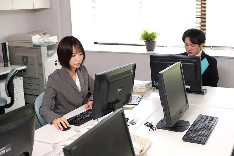 ちんれつの妻 本社勤務のバリキャリ妻が「陳列」作業中、倉庫の汗臭作業員たちの立派な極太巨根でヒィヒィ言わされてました… 那賀崎ゆきね サンプル画像4