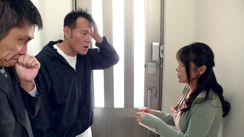あの人とは絶っ対イヤ…とわかっているのにご近所のコミュ障中年おやじの体臭と不潔な包茎デカチンに発情しいつも感じてしまってます… 潤うるる サンプル画像19