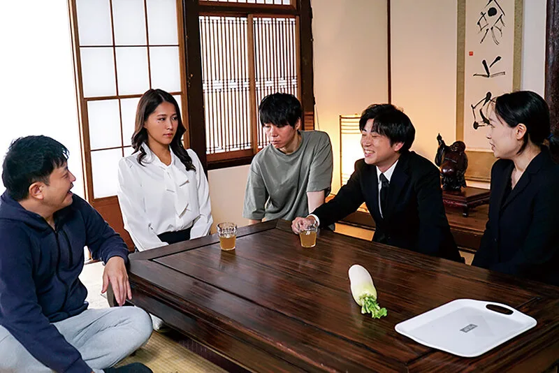 法事の女 帰郷した都会の人妻が田舎暮らしで悶々とした男達のイキリ立つ巨根の餌食に… 通野未帆 サンプル画像3