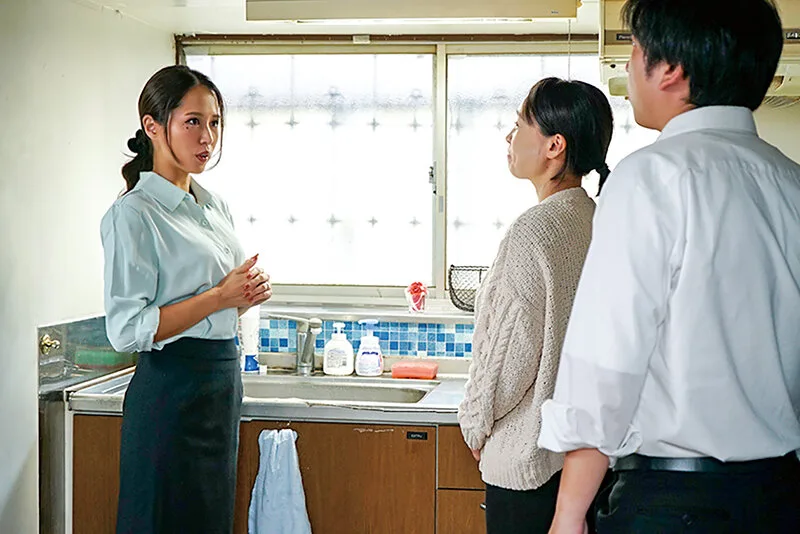 法事の女 帰郷した都会の人妻が田舎暮らしで悶々とした男達のイキリ立つ巨根の餌食に… 通野未帆 サンプル画像8