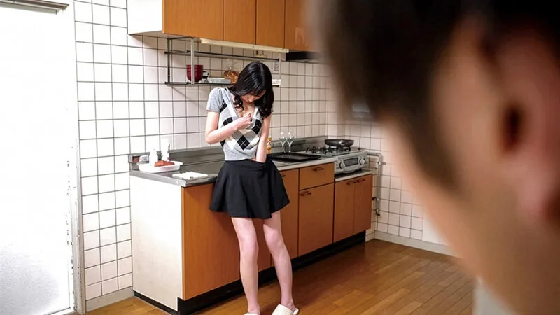 童貞だった僕の巨根を気に入り優しく筆おろしをしてくれた下宿先の憧れの人妻にさらに中出し孕ませSEXをしまくってしまいました… 葉月保奈美 サンプル画像14