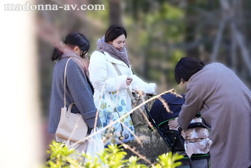 巨乳ママ借金取り立て自宅訪問レ×プ ~夫、息子、ママ友のすぐ傍で…~ 木村玲衣 サンプル画像1