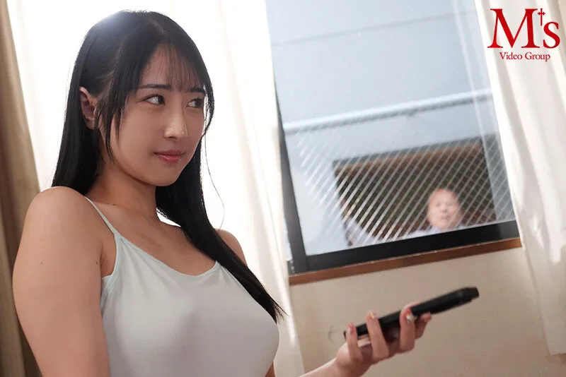 男なら絶対断れない! とてつもなくいやらしい下着姿で中年おやじに見せつけ誘惑してくる向かいの部屋の露出狂お姉さん 小野坂ゆいか サンプル画像1