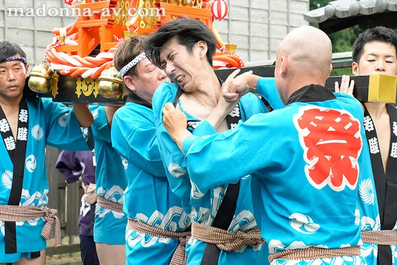 喧嘩祭りNTR 熟れた美尻に食い込む褌 熱狂冷めやらぬ祭りの最中、屈強な男衆に堕とされた妻―。 北条麻妃 サンプル画像2
