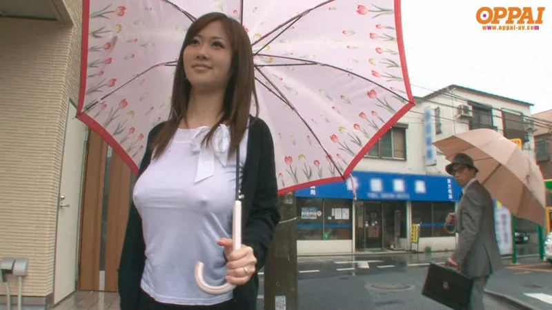 ノーブラはみ乳の無防備な爆乳人妻 菅野さゆき サンプル画像1