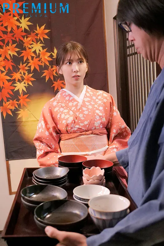 夫婦経営する旅館でオヤジ客の晩酌に呼び出され…朝を迎えても終わらない中出し接待に堕ちた妻 山岸あや花 サンプル画像1