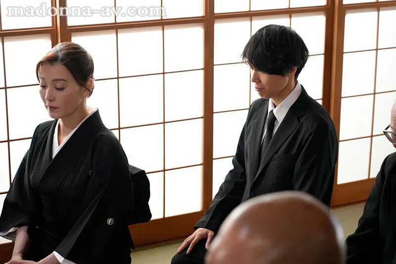 夫の遺影の前で息子に中出しされ続けた母。 松本翔子 サンプル画像1