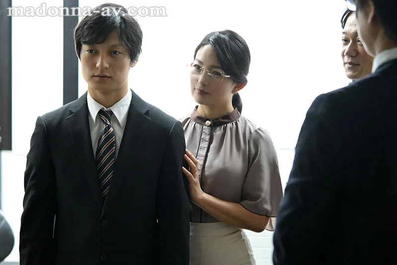 社長夫人、新卒社員を連れ回す私欲の中出し出張旅行 一色桃子 サンプル画像1