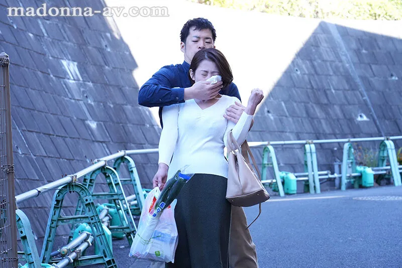 人妻を拘束椅子に放置して2時間…唾液だらだらのイグイグ変態女に育った話。 友田真希 サンプル画像2