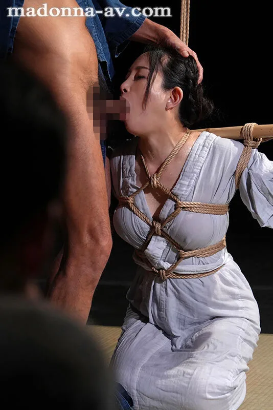 一色桃子【 Madonna100作品記念】 俺は、最愛の妻を寝取らせ緊縛ショーに捧げた。 嗚呼…縛られた君は、イヤらしい。 サンプル画像2