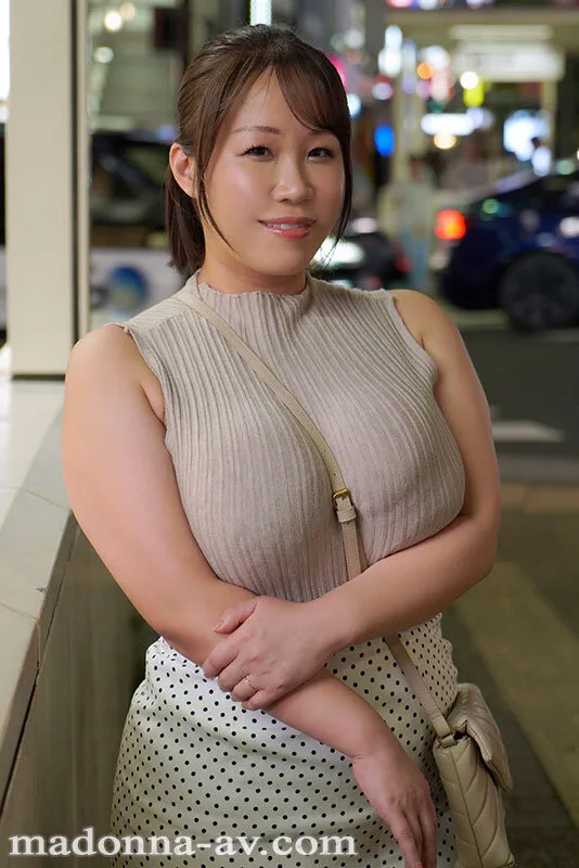 これぞ爆乳、これぞ名器―。 どんな男も3分でイキ果ててしまうLカップ人妻 豊田怜花 43歳 AV DEBUT サンプル画像1