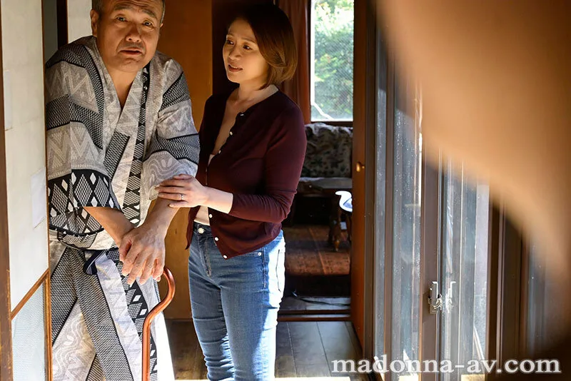 帰省したら、祖父と母がデキていた。あの日、見てしまった出来事が僕を生涯≪熟女好き≫に変えた―。 友田真希 サンプル画像1