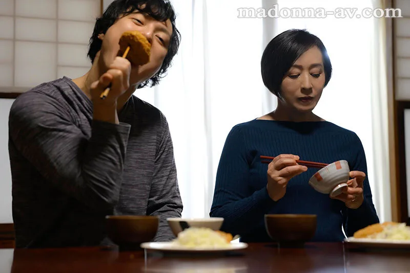 トップクラスのアラ還 専属第2章 中出し解禁―。 「お義母さんあの時、弟を産んでくれるって約束したよね？」 どうしても下の子が欲しかった僕は、閉経間近に迫る薫さんの膣内に毎日、子種を流し込み続けました…。 木戸薫 サンプル画像1
