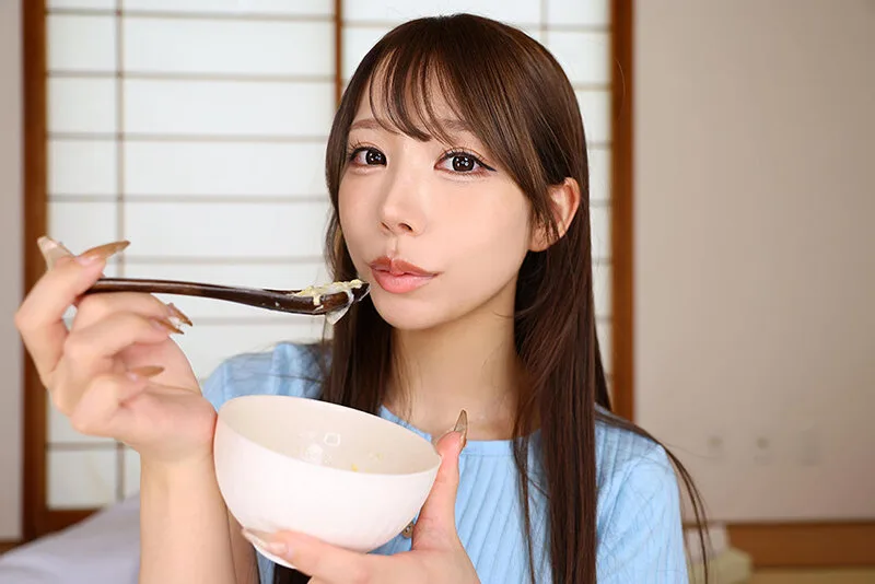 【VR】禁断の唾飲ませ カラダが動かない老いた私に生きる力を与えるのは、ほんの少しの食料と息子の嫁のヨダレです。 尾崎えりか サンプル画像10